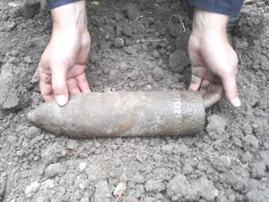 Un localnic din Tuzla a găsit în curte un proiectil neexplodat